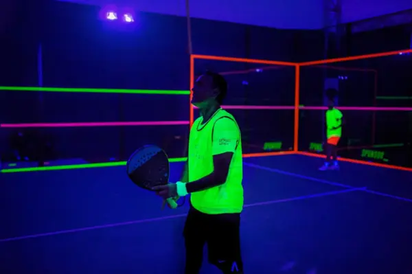 Blacklight padel